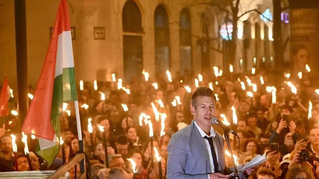 Spojenec, který se Orbánovi vymkl. Zveřejňuje kompro a láká davy do ulic